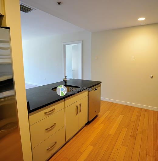 Photo of 601 Albany Street