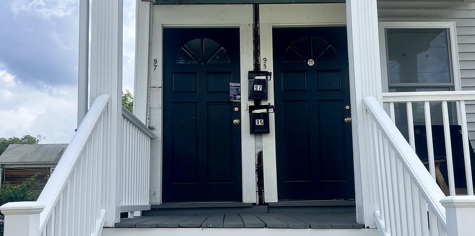 Photo of Spacious and sunny apartment - close to Tufts!