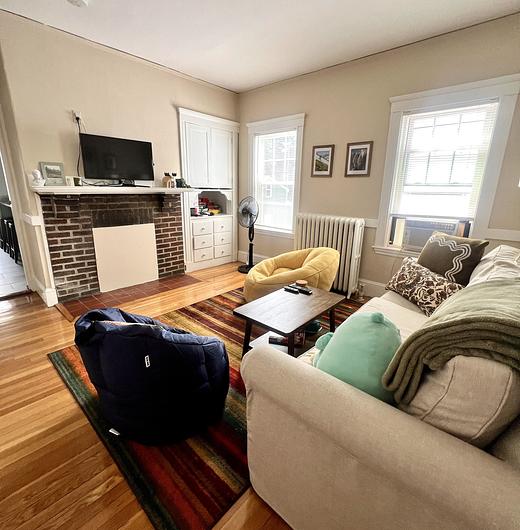 Photo of Spacious and sunny apartment - close to Tufts!