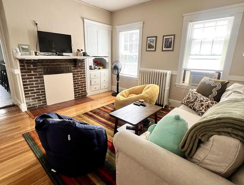 Photo of Spacious and sunny apartment - close to Tufts!