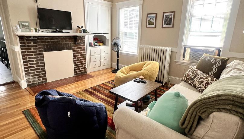 Photo of Spacious and sunny apartment - close to Tufts!