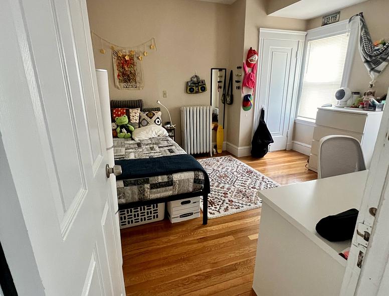 Photo of Spacious and sunny apartment - close to Tufts!