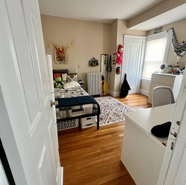 Photo of Spacious and sunny apartment - close to Tufts!