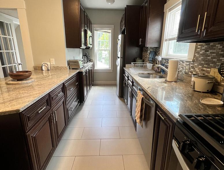 Photo of Spacious and sunny apartment - close to Tufts!
