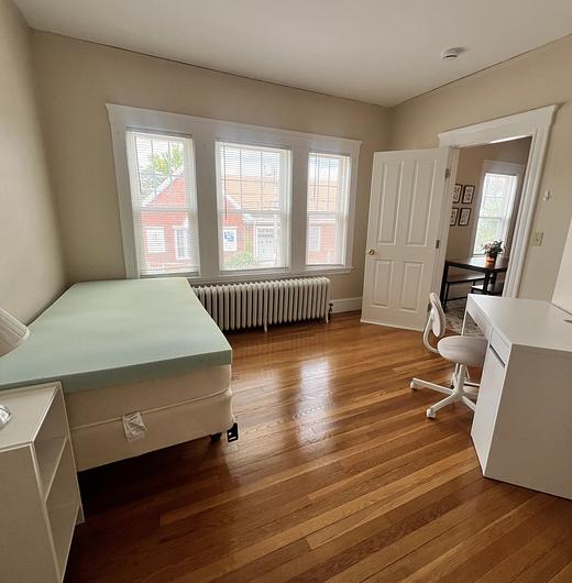 Photo of Spacious and sunny apartment - close to Tufts!