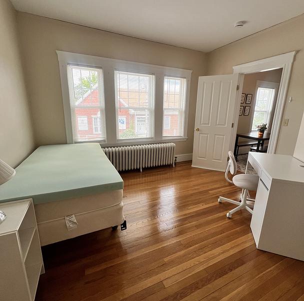 Photo of Spacious and sunny apartment - close to Tufts!