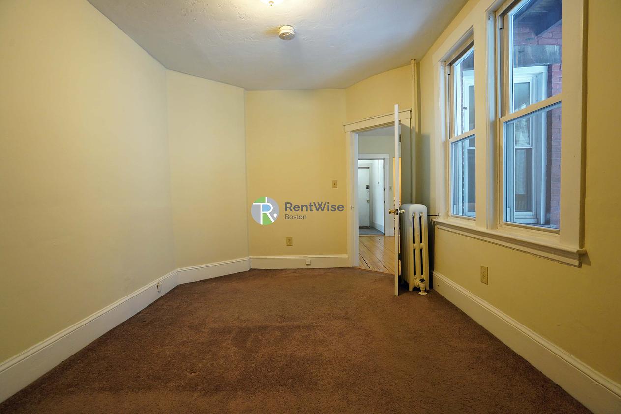 Photo of 1683 Commonwealth Ave