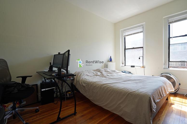Photo of 1302 Commonwealth Ave