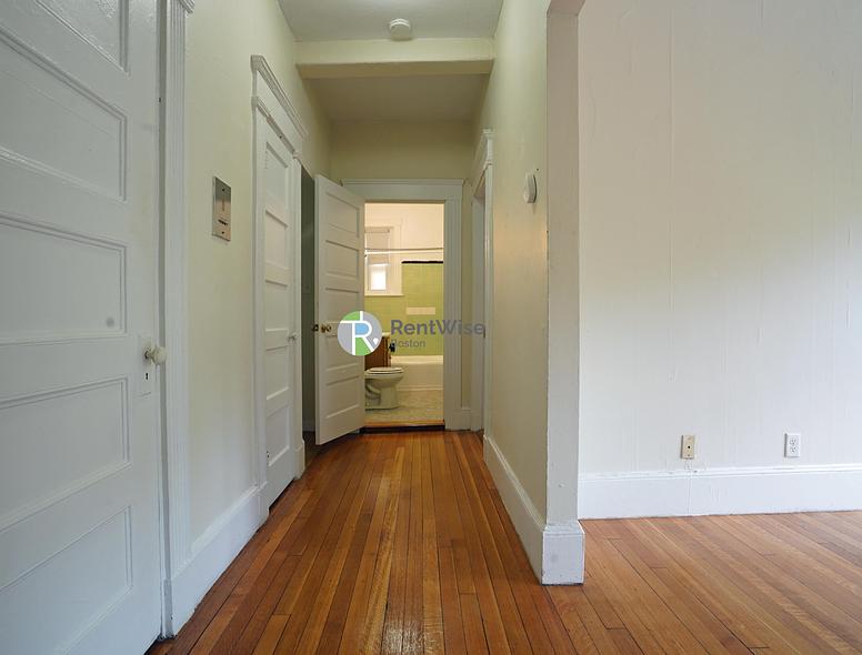 Photo of 1589 Beacon Street