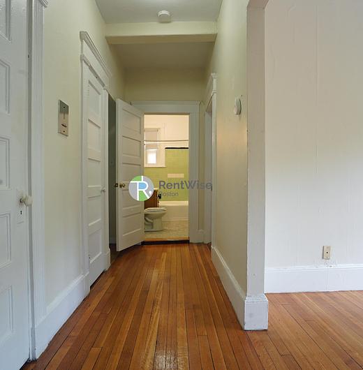 Photo of 1589 Beacon Street