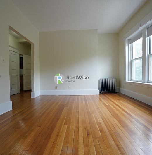 Photo of 1589 Beacon Street