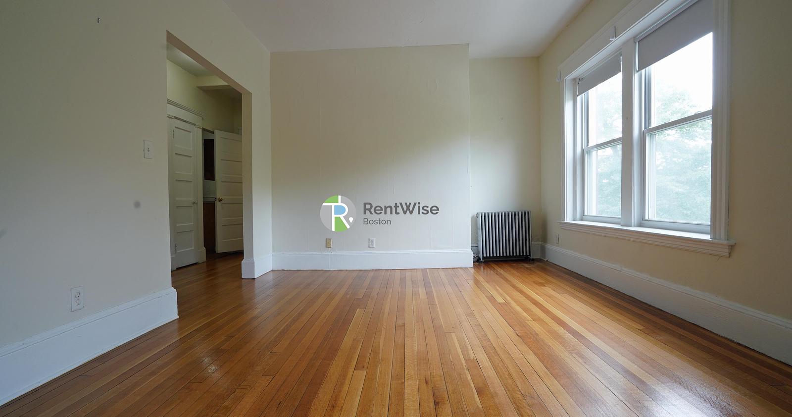 Photo of 1589 Beacon Street