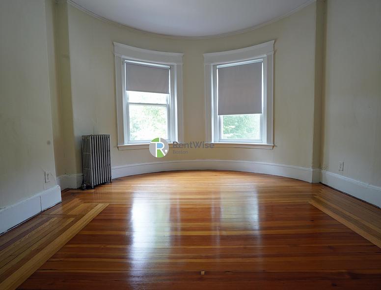 Photo of 1589 Beacon Street
