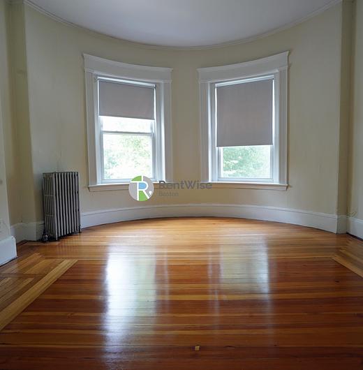Photo of 1589 Beacon Street