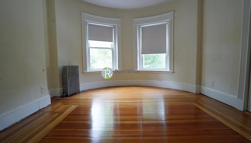 Photo of 1589 Beacon Street