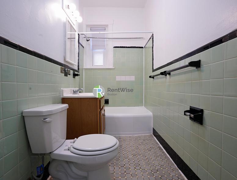 Photo of 1589 Beacon Street