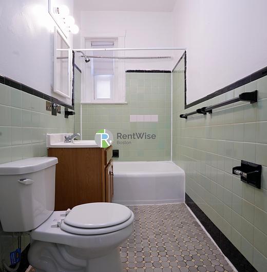 Photo of 1589 Beacon Street