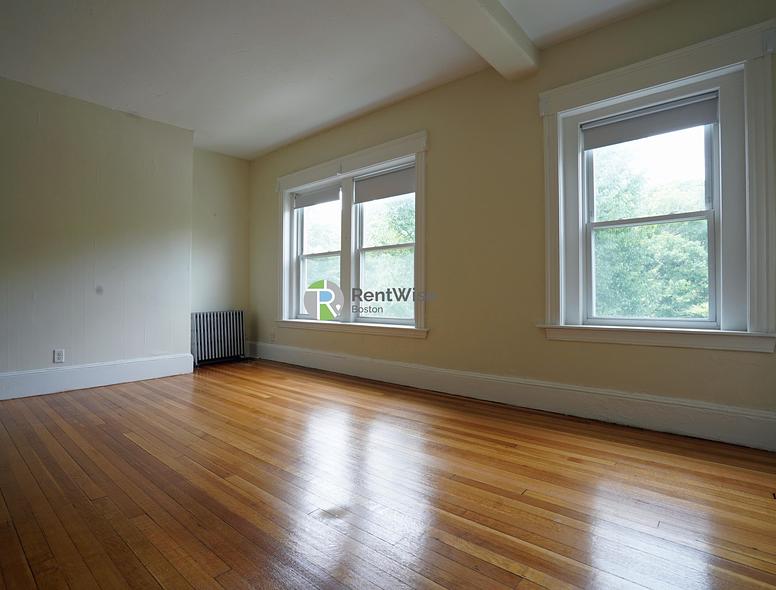 Photo of 1589 Beacon Street