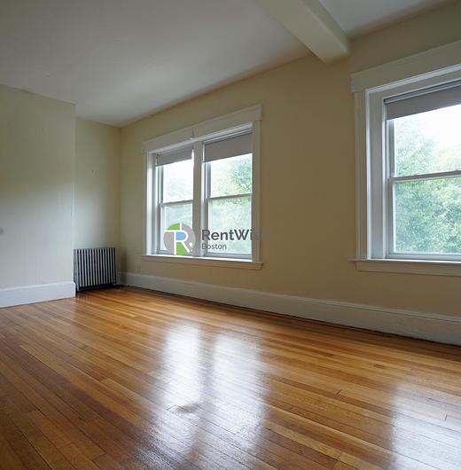 Photo of 1589 Beacon Street
