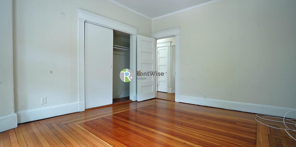 Photo of 1589 Beacon Street